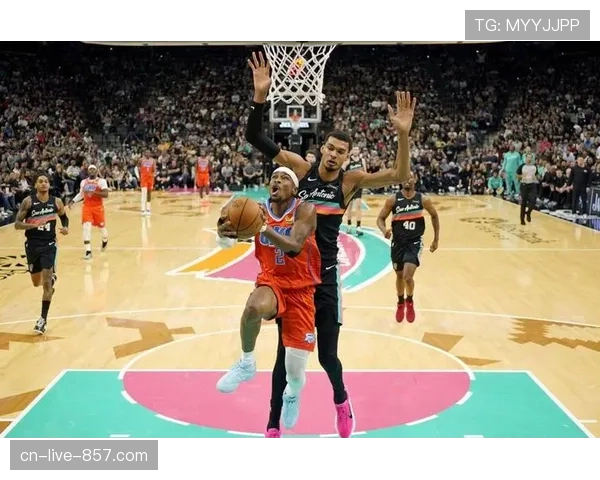 马刺五外进攻体系拉开空间，文班亚马弧顶持球决策创造战术多样性